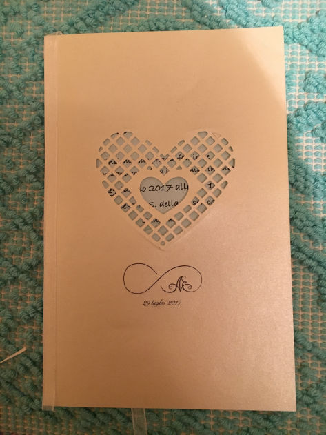 Piccole creazioni in carta, nate dalla fantasia e realizzate a mano.