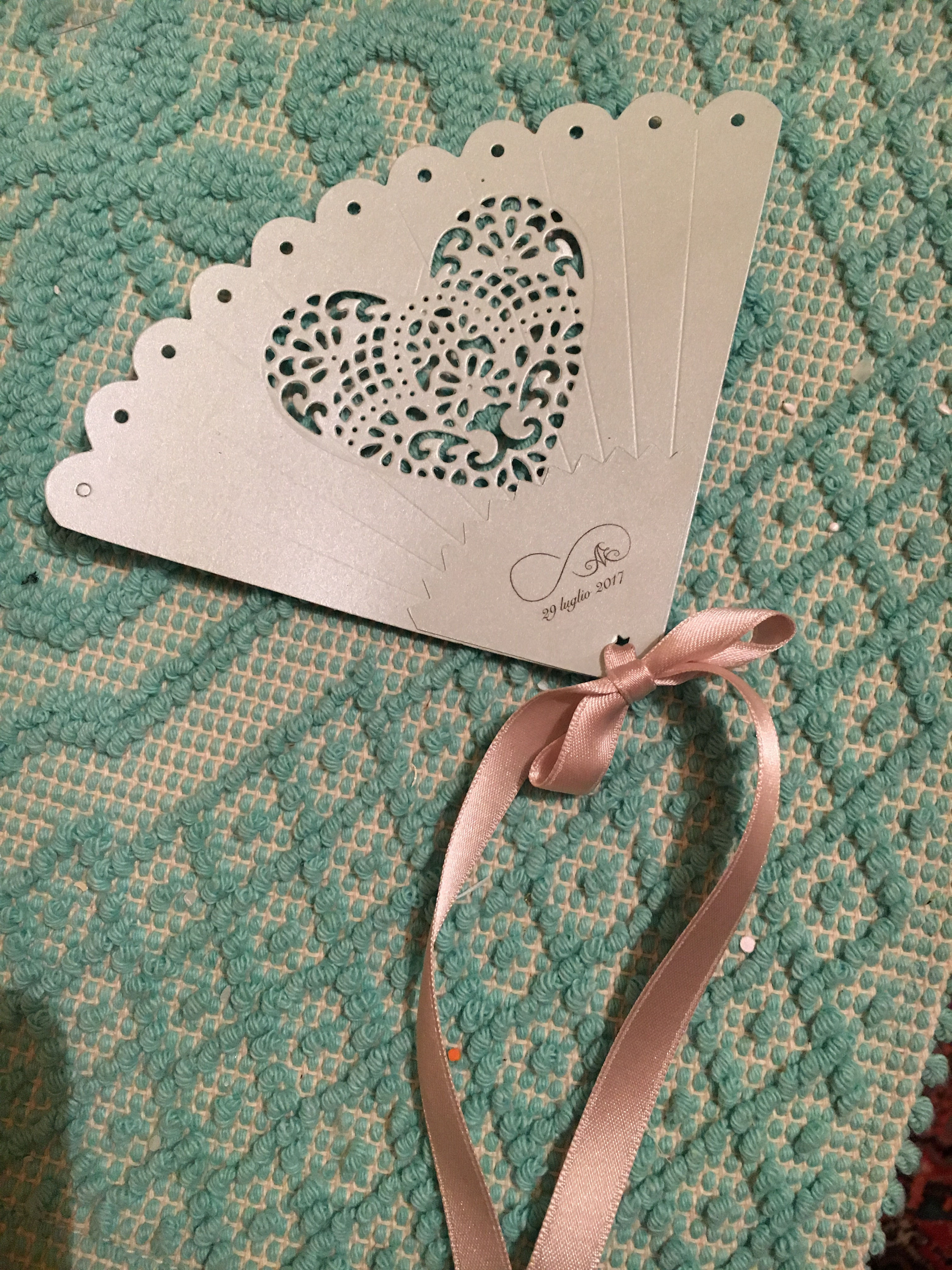 Piccole creazioni in carta, nate dalla fantasia e realizzate a mano.