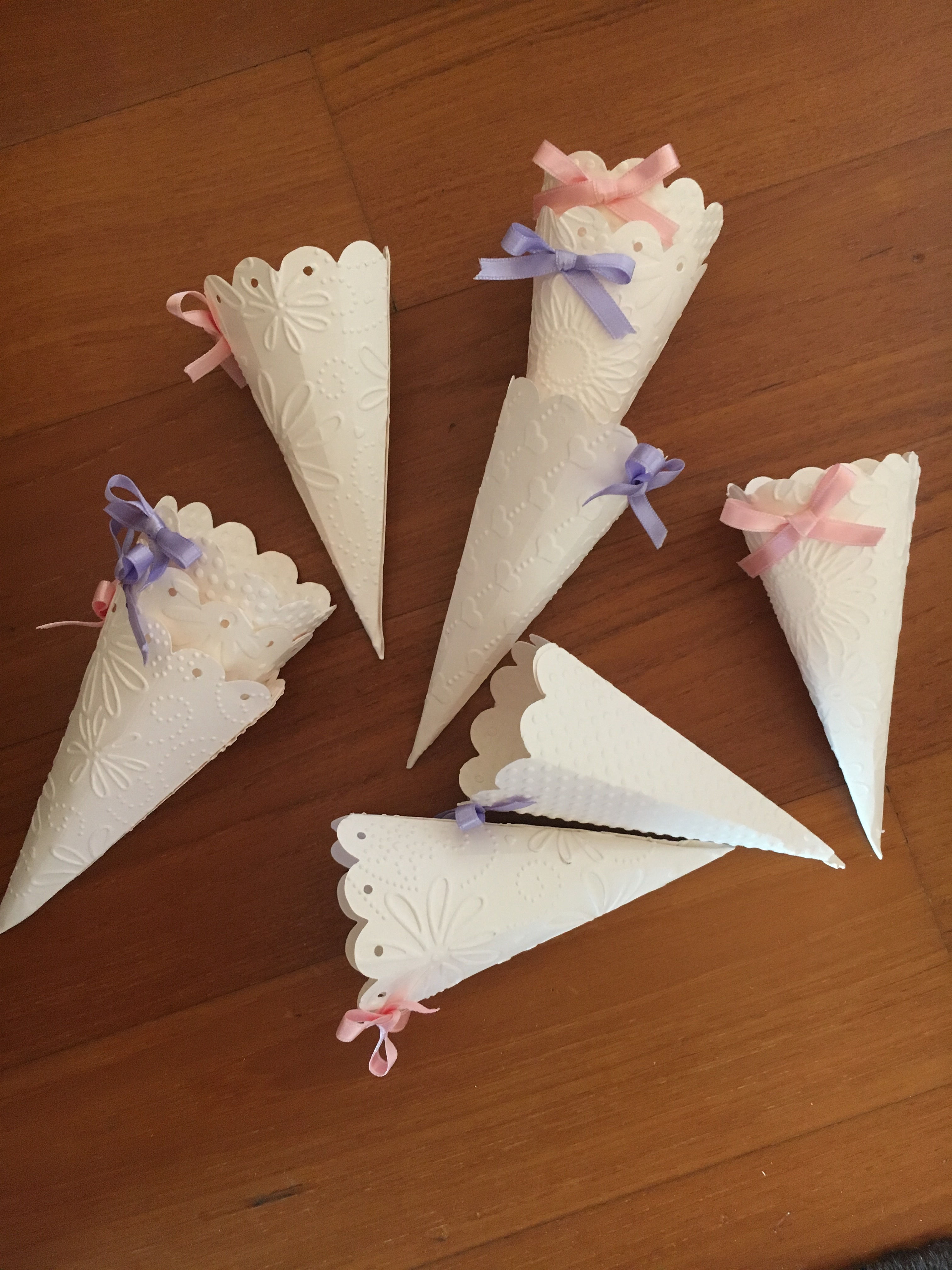 Piccole creazioni in carta, nate dalla fantasia e realizzate a mano.