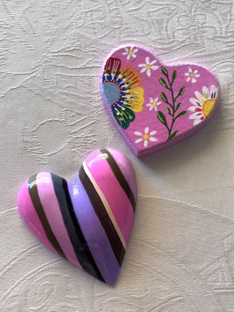 Decorazioni realizzate a mano con gesso e colore.