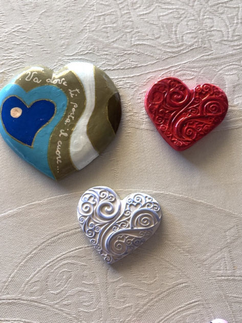 Decorazioni realizzate a mano con gesso e colore.