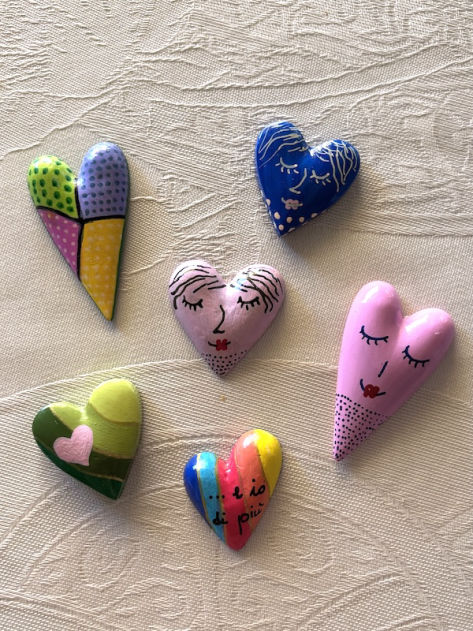 Decorazioni realizzate a mano con gesso e colore.