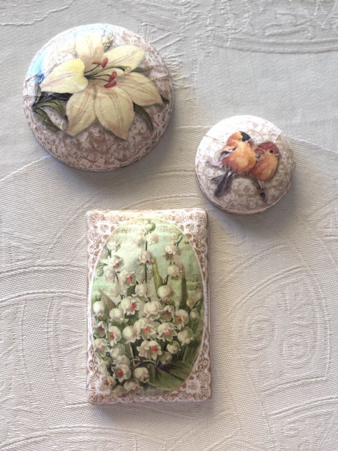 Decorazioni realizzate a mano con gesso e colore.