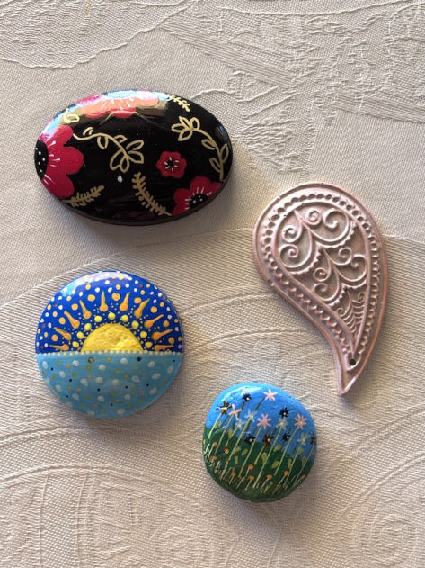 Decorazioni realizzate a mano con gesso e colore.