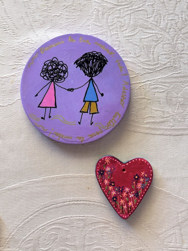 Decorazioni realizzate a mano con gesso e colore.