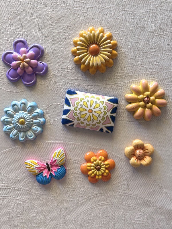 Decorazioni realizzate a mano con gesso e colore.