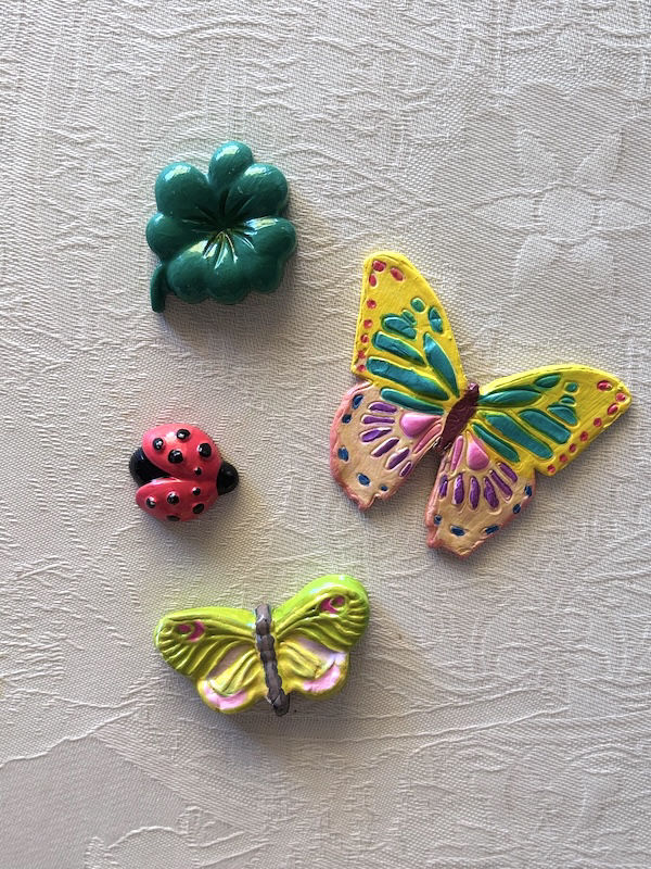 Decorazioni realizzate a mano con gesso e colore.