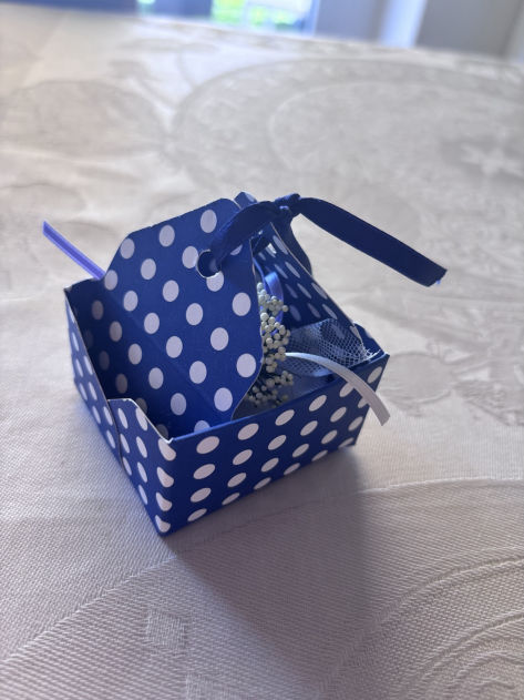 Piccole creazioni in carta, nate dalla fantasia e realizzate a mano.