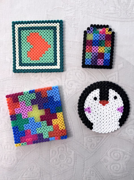Creazioni realizzate a mano con perline Hama Beads.
