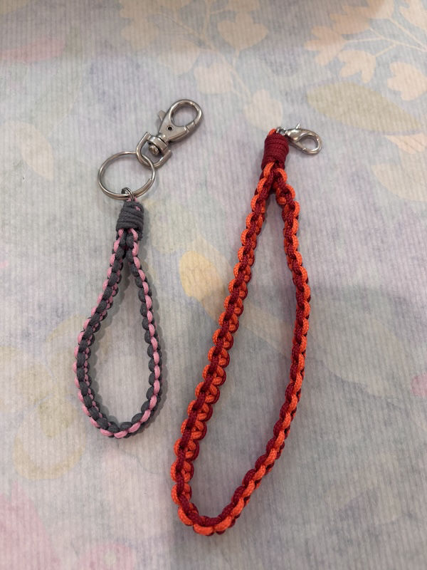 Piccole creazioni realizzate a mano con tecniche e materiali diversi.