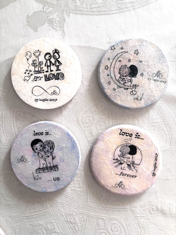Decorazioni realizzate a mano con gesso e colore.