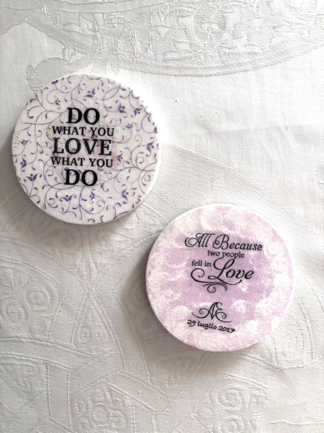Decorazioni realizzate a mano con gesso e colore.