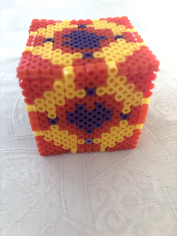 Creazioni realizzate a mano con perline Hama Beads.