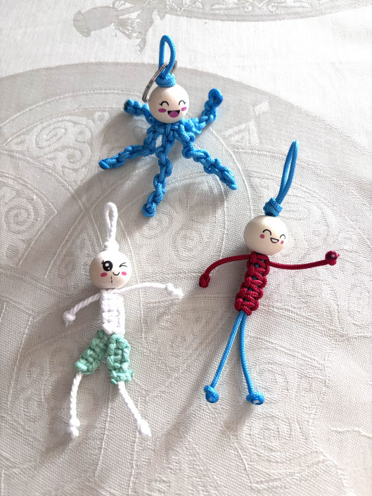 Piccole creazioni realizzate a mano con tecniche e materiali diversi.