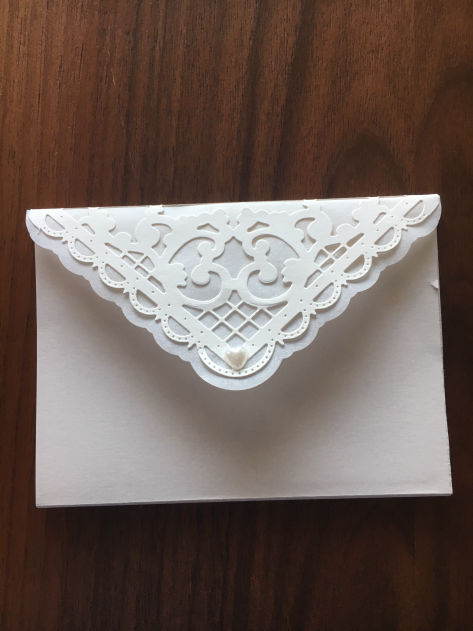 Piccole creazioni in carta, nate dalla fantasia e realizzate a mano.