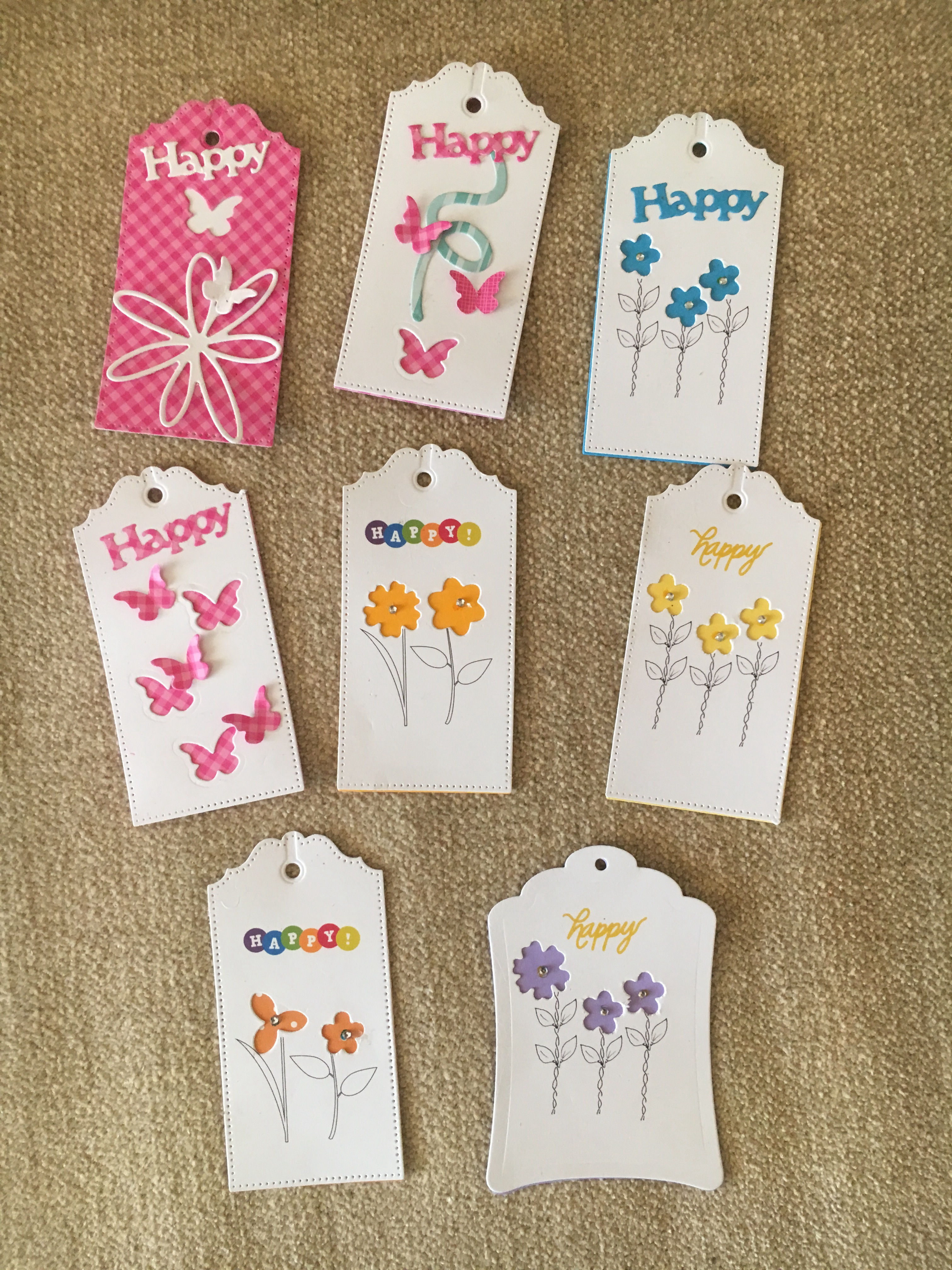 Piccole creazioni in carta, nate dalla fantasia e realizzate a mano.