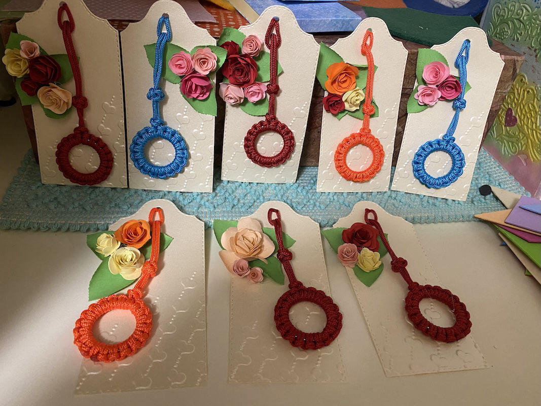 Piccole creazioni realizzate a mano con tecniche e materiali diversi.