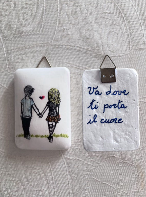 Decorazioni realizzate a mano con gesso e colore.